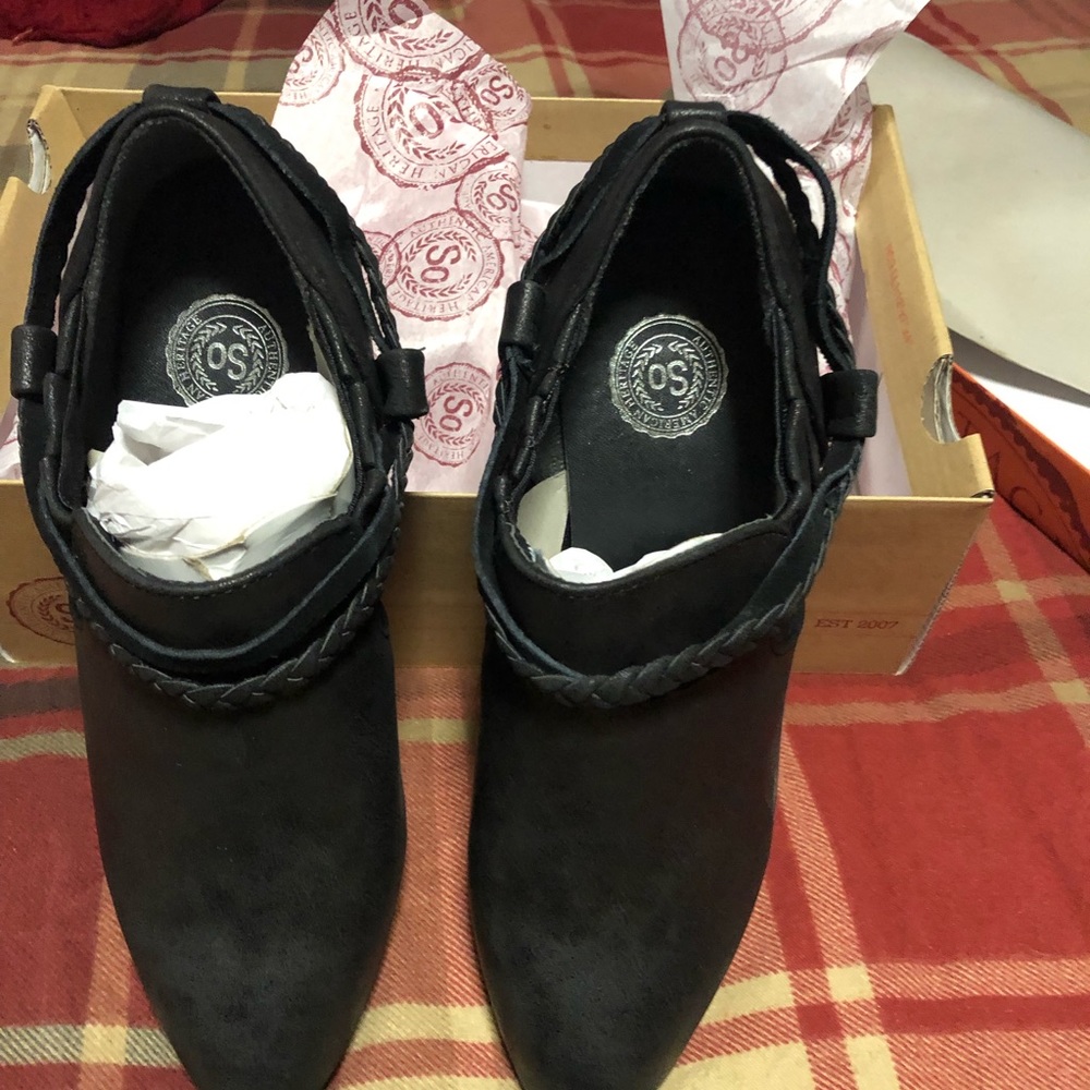 Women’s NWT black booties size 7